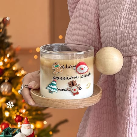 كوب زجاج بمسكة خشب وقاعدة