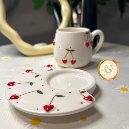 كوب الكرز مع الصحن