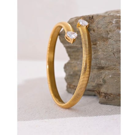 اسوار ذهبي مع زركون بشكل قلب