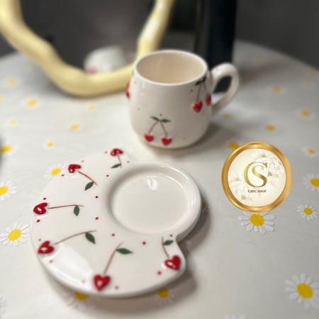 كوب الكرز مع الصحن