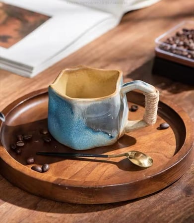 كوب فخار غير منتظم الشكل