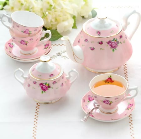 اواني تقديم فكتوريه باللون الوردي