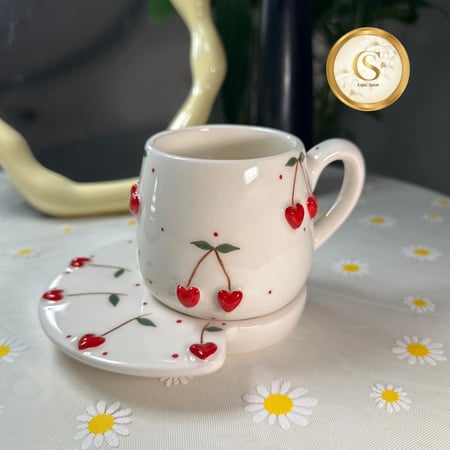 كوب الكرز مع الصحن