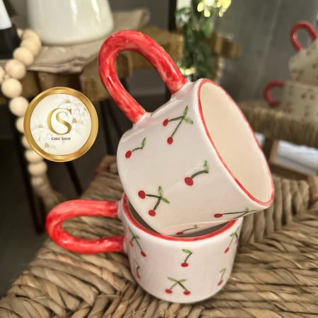 كوب الكرز مع مسكة باللون الاحمر