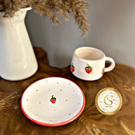 كوب الفراولة مع صحن