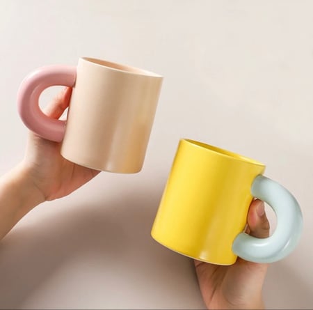 كوب سيراميك بمسكه مختلفة اللون