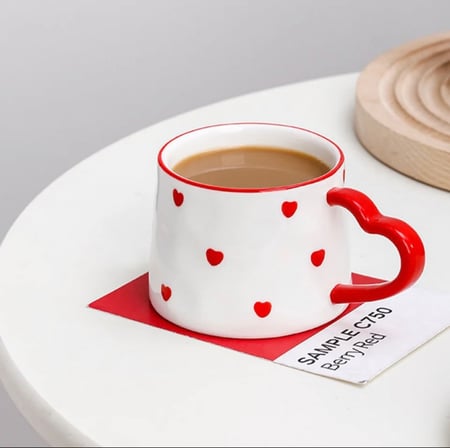 كوب مسكة القلب احمر