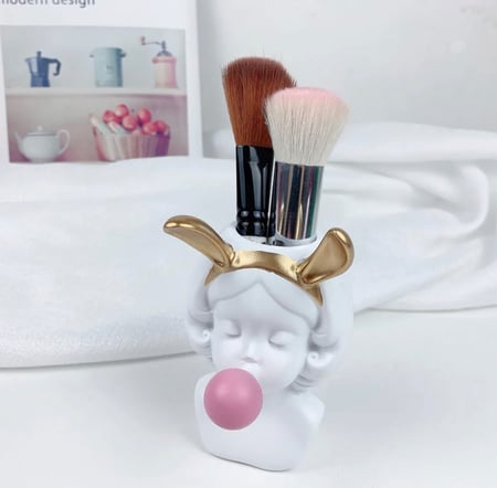 فازة الفتاة بحجم صغير