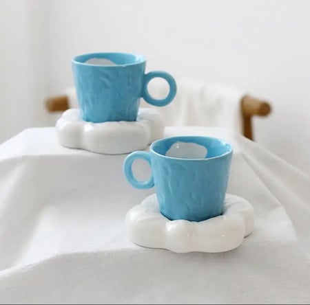 كوب الغيوم مع الصحن بشكل غيمه