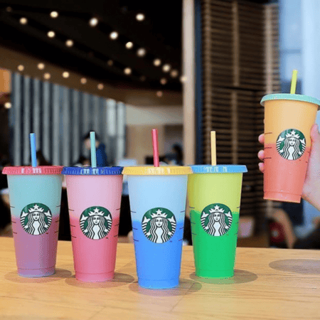 كوب متغير اللون بشعار ستاربكس