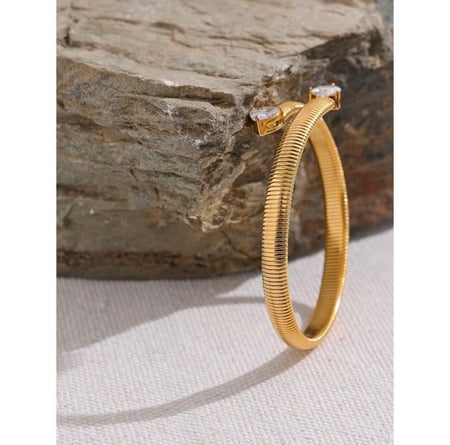 اسوار ذهبي مع زركون بشكل قلب