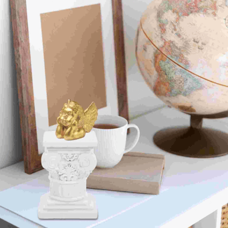 عمود روماني باللون الابيض