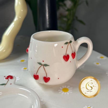 كوب الكرز مع الصحن