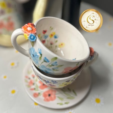 كوب زهور الربيع مع صحن