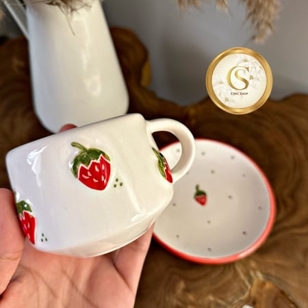 كوب الفراولة مع صحن