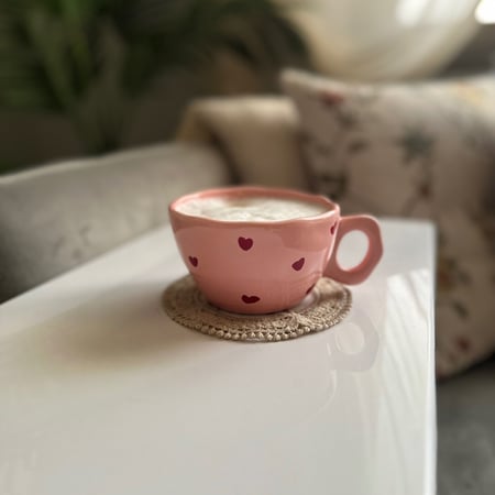 كوب وردي بقلوب