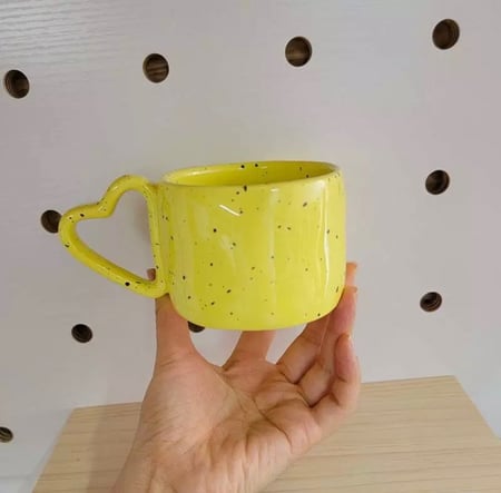 كوب سيراميك بمسكه قلب باللون الاصفر(300مل)