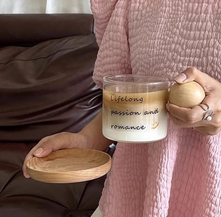 كوب زجاج بمسكة خشب وقاعدة