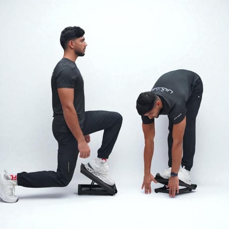 رياضي يستخدم سلانت بورد لتعزيز اللياقة وزيادة المدى الحركي للأرجل