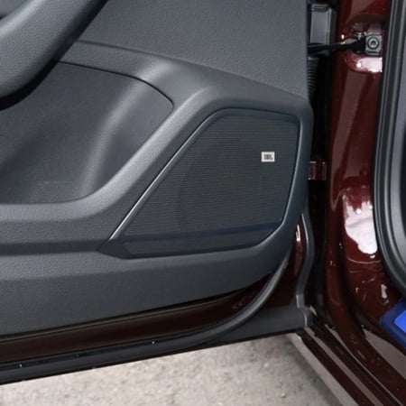 الشكل بعد تركيب الشعار او العلامة JBL