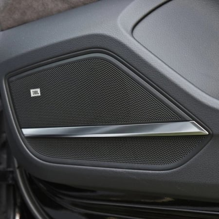 الشكل بعد تركيب الشعار او العلامة JBL