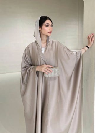 عباءة أنيقة بسيطة