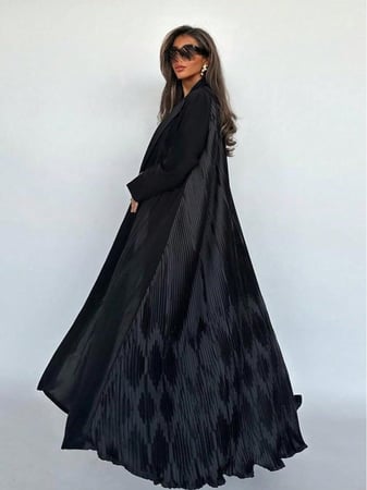 عباءة نسائية سوداء