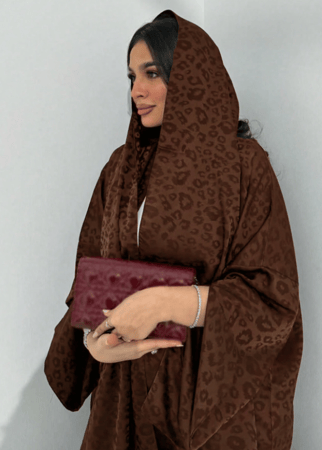 ثوب طويل وطرحة
