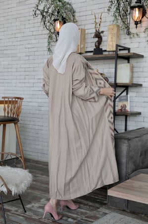 عباية بيج مطرزة