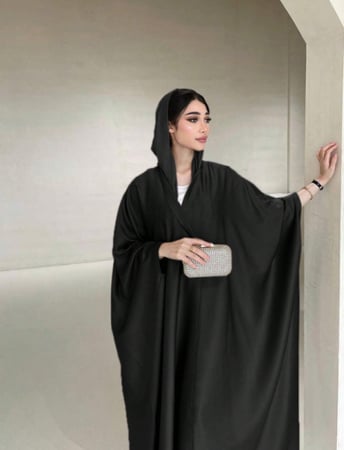 عباءة أنيقة بسيطة