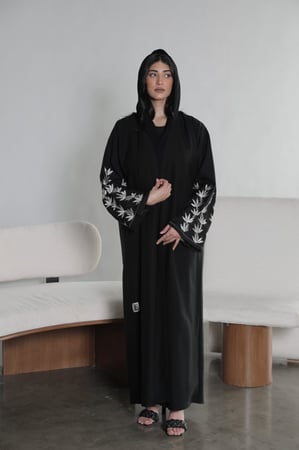 عباية بأكمام مطرزة - ازهار ابيض