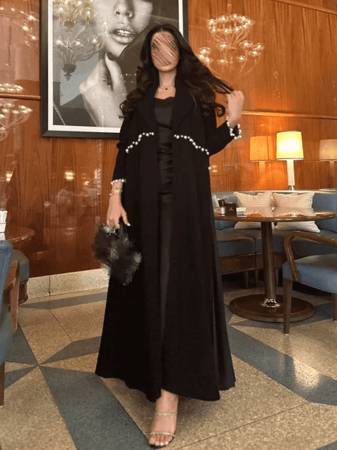 عباءة نسائية مطرزة