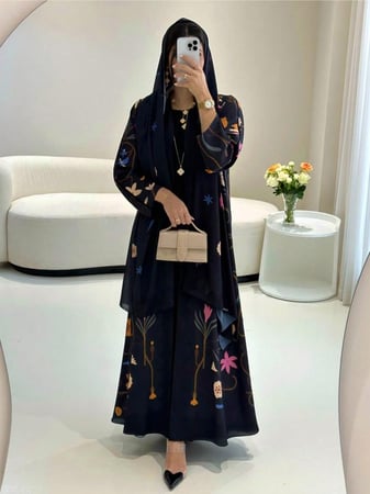 عباءة مطرزة بزخارف زهرية مع وشاح رأس