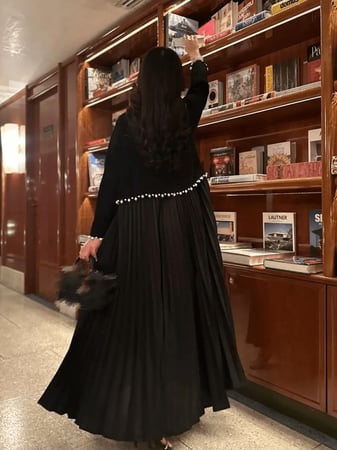 عباءة نسائية مطرزة