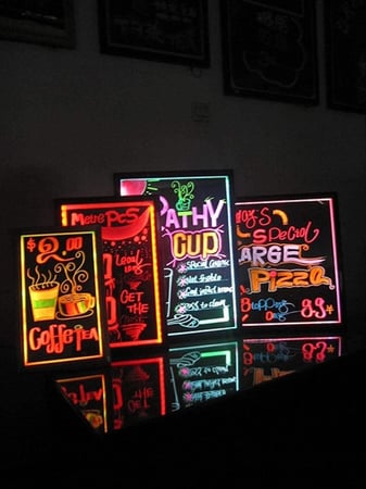 لوحات إعلانية مضيئة متعدد الألوان مرفق قلمين