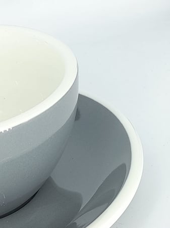 كوب سيراميك رصاصي أنيق مع صحن مطابق