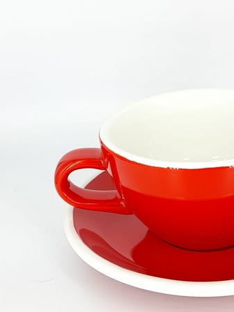 كوب سيراميك أحمر أنيق مع صحن أبيض