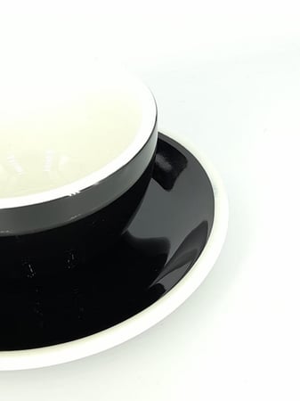 كوب سيراميك أسود مع صحن أبيض أنيق