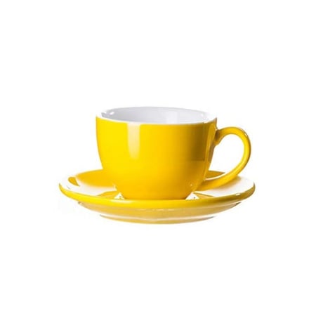 صورة مقربة لكوب قهوة أصفر مع صحن أبيض من الداخل