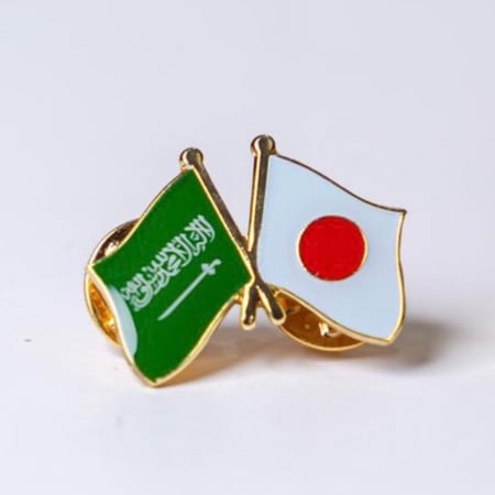 دبوس علم اليابان والسعودية  تجهيزات الاحتفال تشجيع المنتخب السعودي بنز