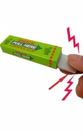 علكة المقلب المخيفة – خدعة الصرصور المفاجئ!