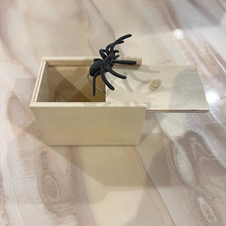 صندوق المزحة الأصلي للعنكبوت