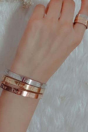 سوارة ماركة ديور