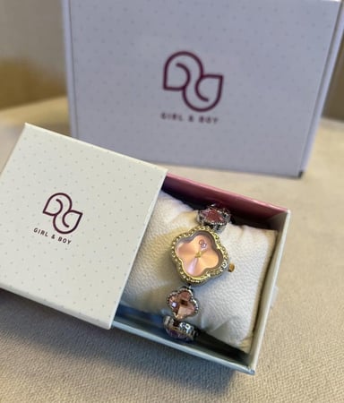 ساعة الوردة الجميلة للبنات