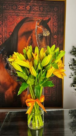 فازة ورد شفافه ليليوم ابيض