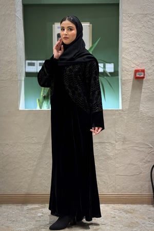 عباية  سوزان مخمل اسود بمخمل مورد