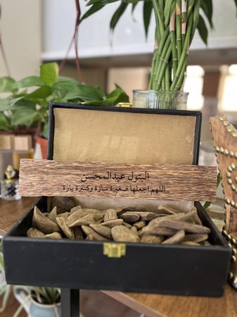 نحت على كسرة عود كبيرة