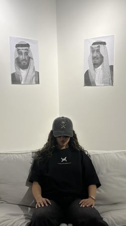 كاب اليوم الوطني أسود