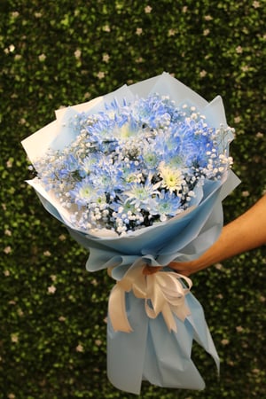 باقة الهدوء الأزرق /ورد كريز وجبسوفيليا