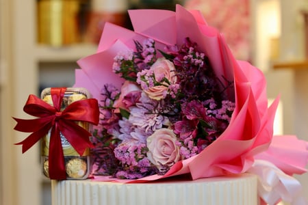 باقة الحب الوردية مع شوكلاتة  فيريرو روشية او شوكولاته انوش